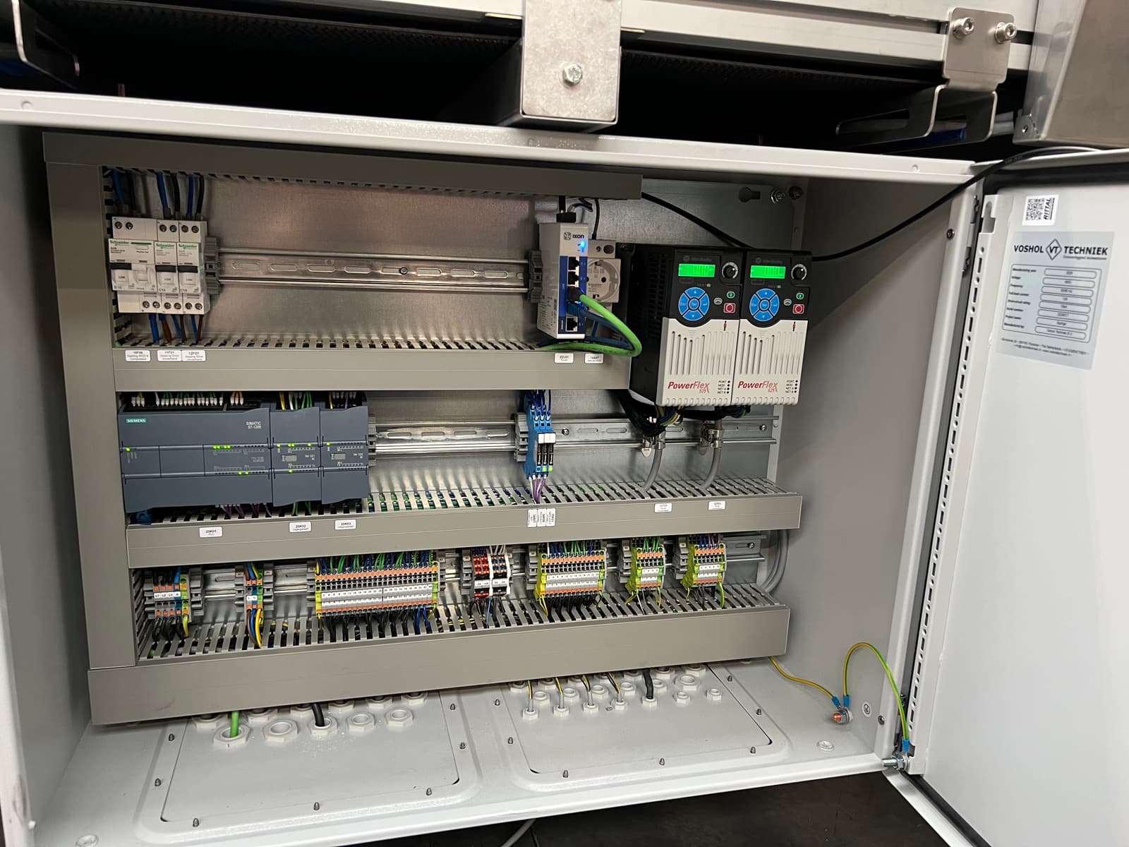 Besturingskast met PLC en frequentieregelaars