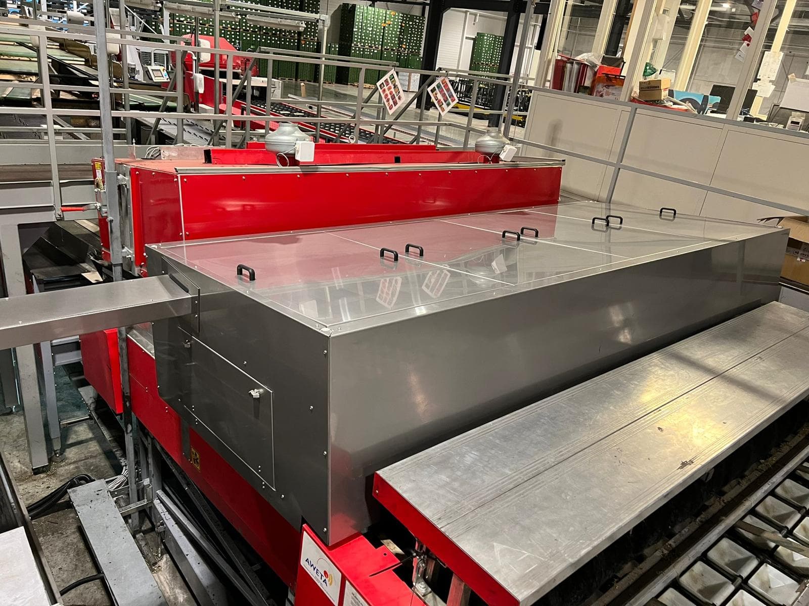 RVS ombouw op een productielijn