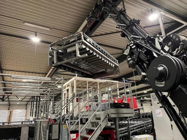 Maatwerkmachine met kraaninstallatie in de werkplaats