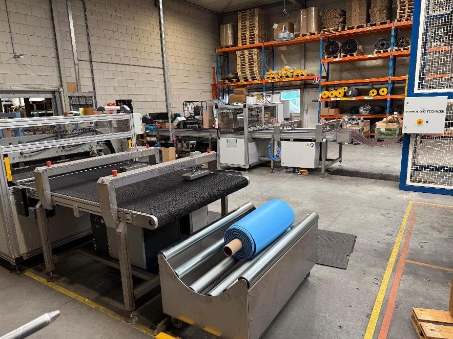Transportband met folietoevoer in de werkplaats